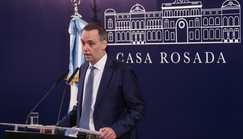 Renuncia de Adorni y reacción política "la salida llega tarde"