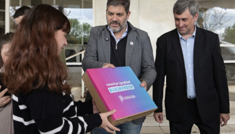 Bianco y Pugnaloni entregaron computadoras de Conectar Igualdad Bonaerense en Hénderson