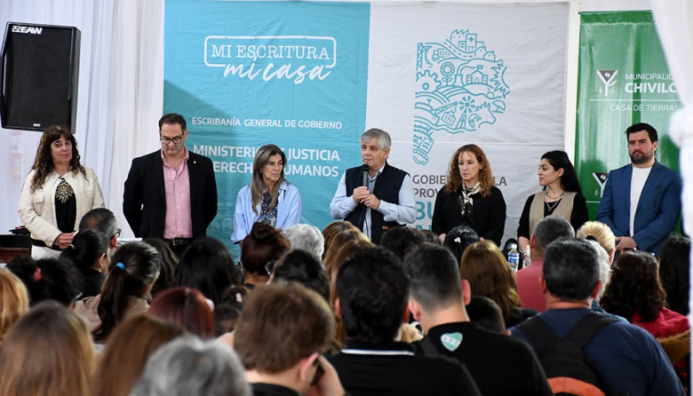 Britos acompañó a 209 familias de Chivilcoy en la firma de escrituras de sus viviendas