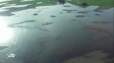 Trenque Lauquen: ingresa agua a un pequeño pueblo tras la rotura de un "tapón"