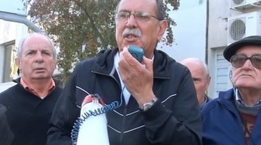 Jubilados de Junín brindan con pan y agua: "el gobierno hace un genocidio"