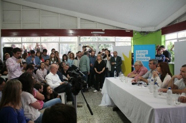 CFK pidió a candidatos de la segunda y la cuarta ir "casa por casa" a pedir el acompañamiento