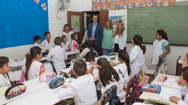 Petrecca en el inicio del ciclo lectivo "felicitó" a los docentes que "reclaman, pero dentro del aula"