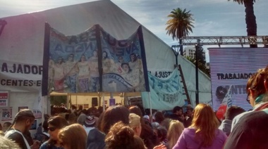 Rechazo al “techo salarial del 15%”: Docentes ya acampan frente a Gobernación