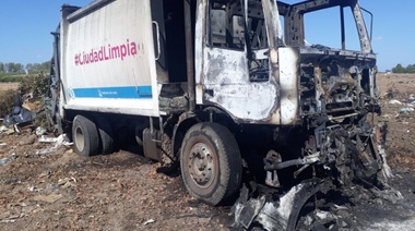 Investigan el incendio de un camión municipal