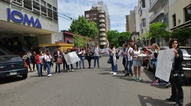 Prestadores de salud van al paro y acampe en IOMA por pagos adeudados