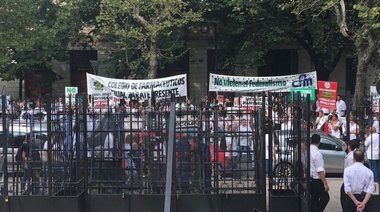 Farmacéuticos marcharon a La Plata para frenar el avance de Farmacity en la Provincia