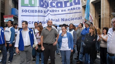 Bancarios activaron la cláusula gatillo y ampliaron la paritaria anual a 28%