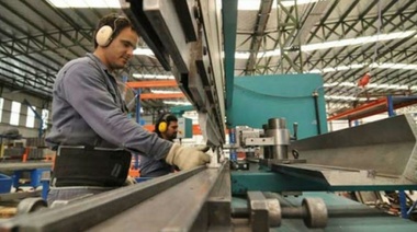 La industria volvió a caer en julio y el 24% de las empresas ya prevé despidos