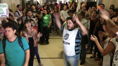 Trabajadores de Astilleros toman el ministerio de Economía en La Plata