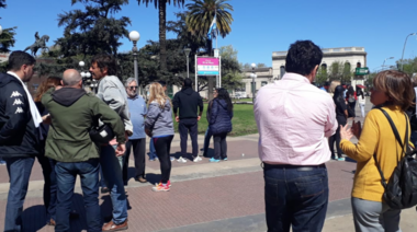 Trabajadores despedidos de la empresa "Don Antonio" reclamaron frente al municipio