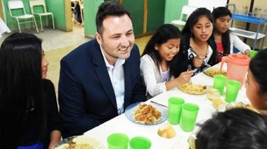 Polémica por una foto de Aiola en un comedor escolar en Chacabuco