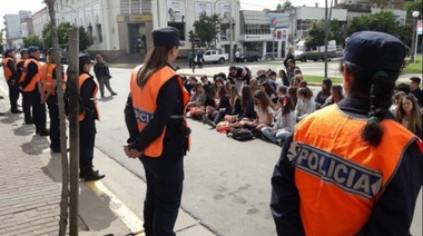 Compañeros de adolescente abusada hicieron sentada frente a la municipalidad