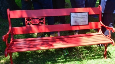 Inauguran el "Banco Rojo" en memoria de las víctimas de violencia de género