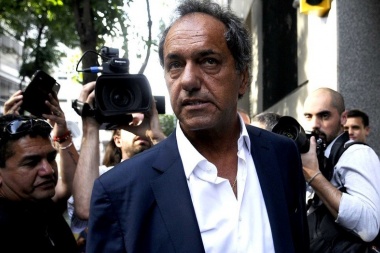 El fiscal que sigue la causa de Scioli le prohibió la salida del país al ex gobernador