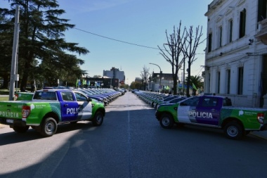 Provincia entregó móviles policiales a 9 municipios de la cuarta