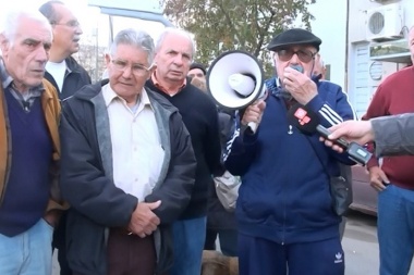 Jubilados de Junín volvieron a marchar frente al municipio en protesta por la situación económica