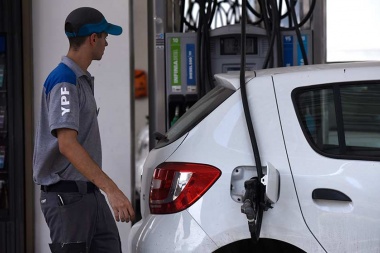 Con el guiño del Gobierno, YPF aplicó un aumento del 5% en los combustibles