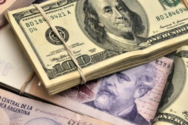El dólar devaluó en casi todo el pero en Argentina subió 15 centavos: $30,55