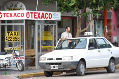 Taxistas pidieron que “saquen del cajón” el aumento de tarifa   
