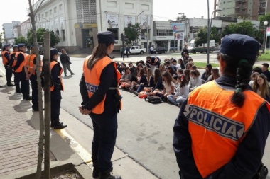 Compañeros de adolescente abusada hicieron sentada frente a la municipalidad
