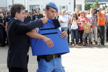 Regulan por ley la venta de uniformes policiales para evitar que los usen ladrones