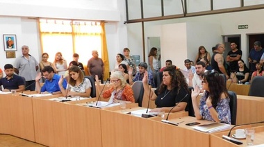 Promulgan la ley que obliga a los concejales a trabajar un mes más por año