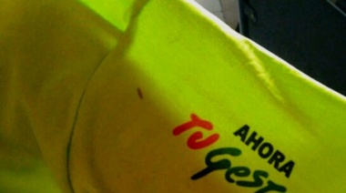 Repartieron remeras con la "marca" de la gestión de Aiola en la colonia municipal