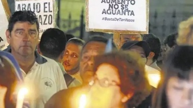 Sindicatos díscolos realizaron una marcha de antorchas contra los tarifazos