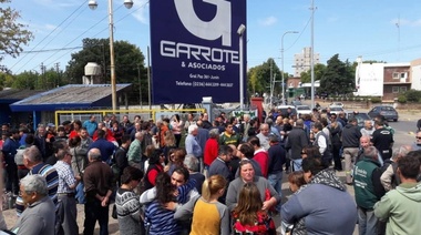 Abrazo simbólico en los talleres ferroviarios por el cierre de la cooperativa