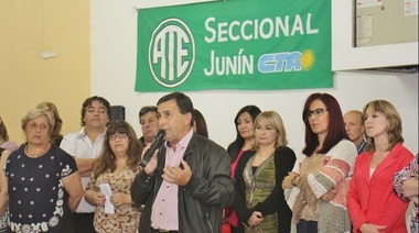 Docentes y estatales se concentran en Consejos Escolares por descuentos y atrasos en los salarios