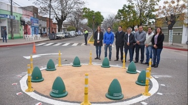 Burlas a Britos en redes sociales por inaugurar una pequeña rotonda