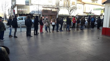 Postales de la crisis: larga fila en un comercio de Junín por un puesto de vendedor