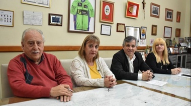 Britos anunció bono de 3000 pesos a municipales, aumento de horas extras y becas laborales