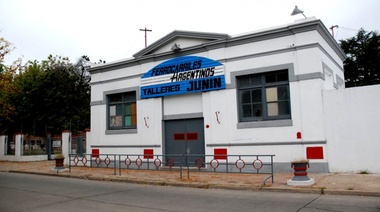 Realizan un abrazo simbólico al predio ferroviario de Junín