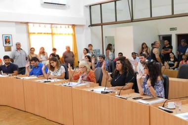 Promulgan la ley que obliga a los concejales a trabajar un mes más por año