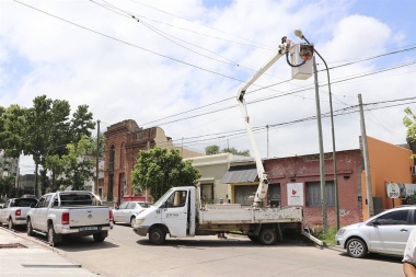 Tras los cuestionamientos, el municipio respondió que "redobla esfuerzos" para el recambio de luminarias