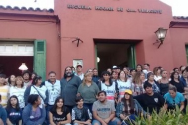 Docentes de Suteba marchan en Los Toldos cerca del acto al que está invitada Vidal