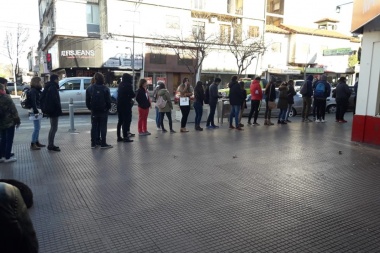 Postales de la crisis: larga fila en un comercio de Junín por un puesto de vendedor