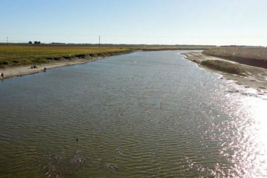 Río Salado: comenzó el dragado entre 25 de Mayo, Chivilcoy y Alberti