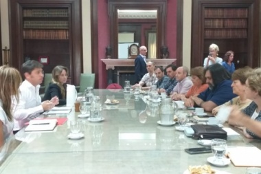 Kicillof recibió a la cúpula de los gremios docentes en Gobernación
