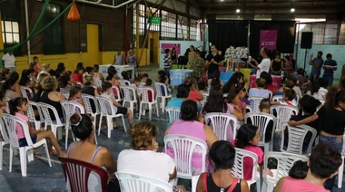 Petrecca entregó útiles escolares y marcó a la educación como eje de su gestión