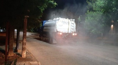 Alberti: un camión regador recorre las calles desinfectando con agua y cloro