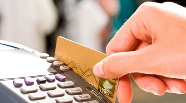 El uso de tarjetas de crédito cayó un 23,47% y el débito creció un 5,13%