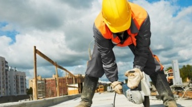 Según el INDEC, la construcción y la industria retrocedieron durante julio