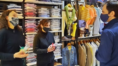 Petrecca recorrió comercios para saludar a los empleados en su día