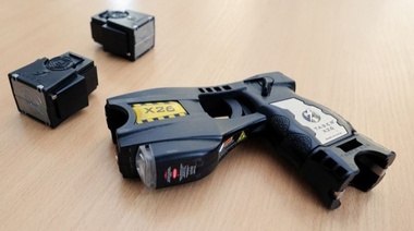 Provincia avisa que los intendentes no pueden armar con Taser a la policía