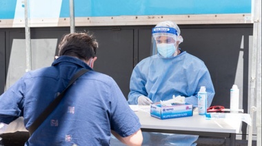 Los casos promedio diarios se triplicaron en el interior, pero cayeron casi 50% en el AMBA