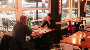 Autorizan a los gastronómicos a ocupar el 50% del interior de sus locales