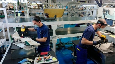 La producción industrial registró en septiembre su primera suba interanual